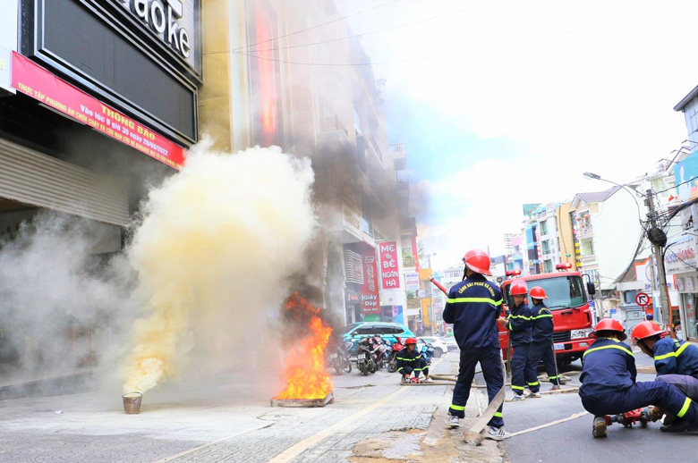 Diễn tập phương án chữa cháy, cứu nạn cứu hộ cho nhân viên, quản lý một quán karaoke cuối tháng 8/2022. Ảnh: Công an Lâm Đồng
