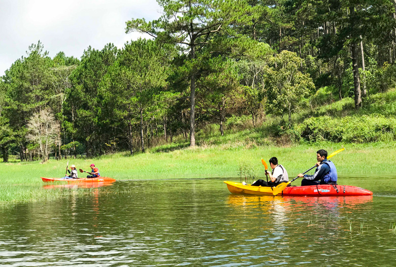 Chèo thuyền kayak được lựa chọn cho nhiều đối tượng khách, nhất là nhóm bạn và gia đình