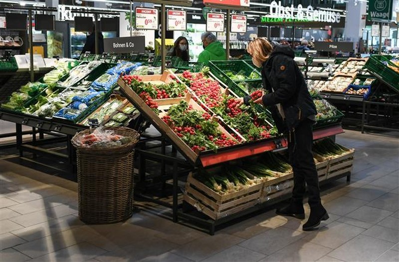 Người tiêu dùng lựa chọn mua hàng tại 1 siêu thị ở Frankfurt (Đức), ngày 7/4/2022