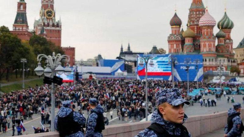 Lực lượng thực thi pháp luật Nga đứng gác trong lúc người dân tiến về Quảng trường Đỏ để chứng kiến lễ ký thỏa thuận.