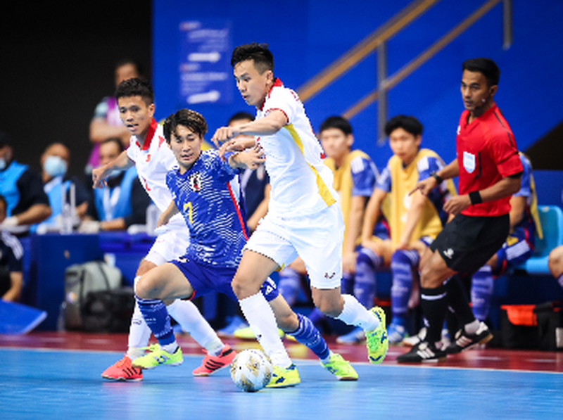 Đội tuyển futsal Việt Nam nỗ lực trước đối thủ mạnh