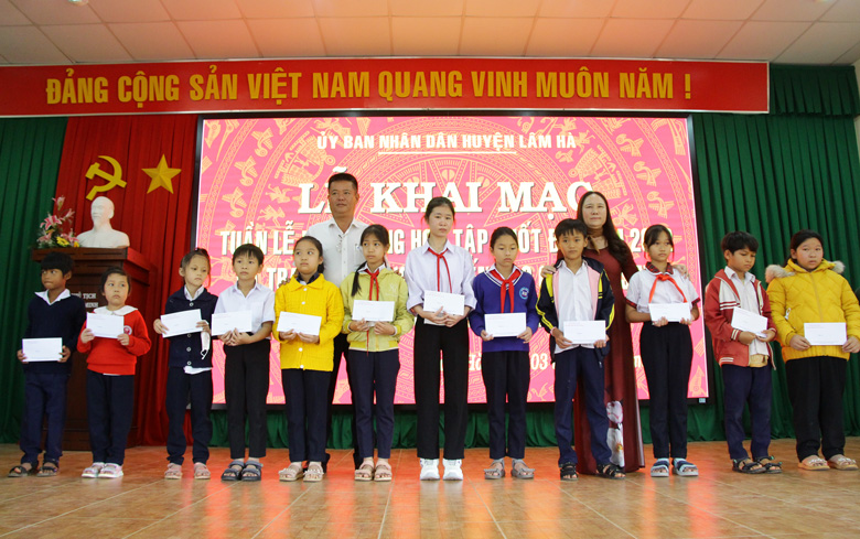 Đại diện lãnh đạo UBND huyện Lâm Hà trao học bổng cho các em học sinh vượt khó học giỏi