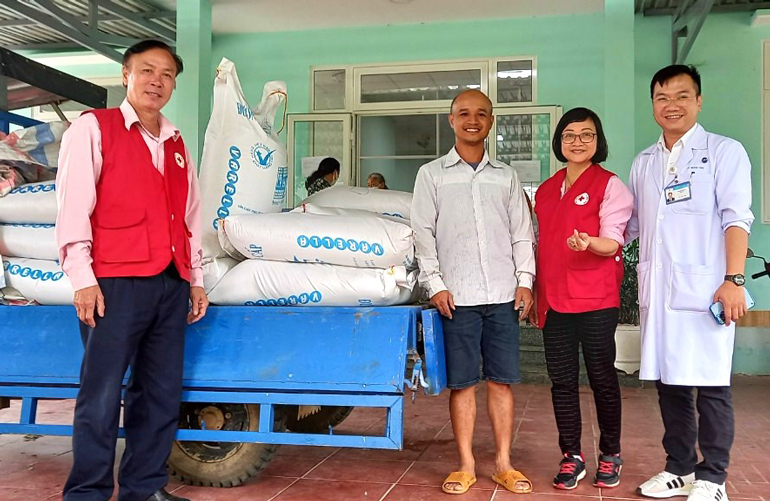 Bác sĩ Hoàng Long (bìa phải) trao tặng 1 tấn gạo cho bếp ăn từ thiện tại Bệnh viện II Lâm Đồng