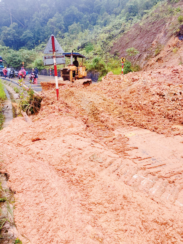Sau sự cố sạt lở đất, Ban Quản lý bảo trì đường bộ huy động nhân lực, phương tiện khắc phục, kịp thời thông xe