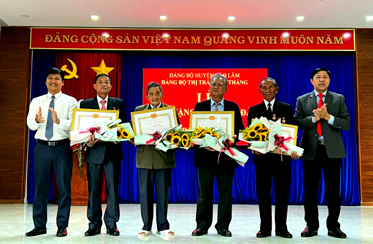 Bảo Lâm: Trao tặng Huy hiệu Đảng cho 27 đảng viên