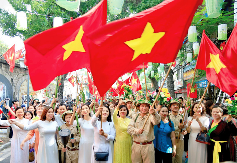 Tái hiện cảnh đón đoàn quân trở về trên phố Phùng Hưng, Thủ đô Hà Nội. Ảnh: Internet