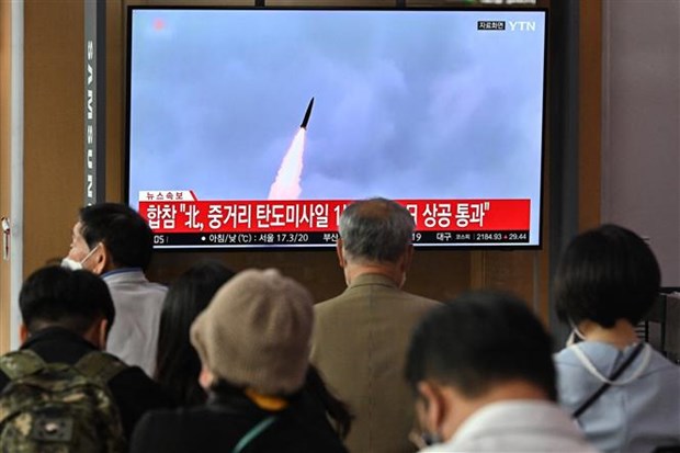 Truyền hình Hàn Quốc đưa tin về một vụ phóng thử tên lửa đạn đạo của Triều Tiên, tại Seoul ngày 4/10/2022