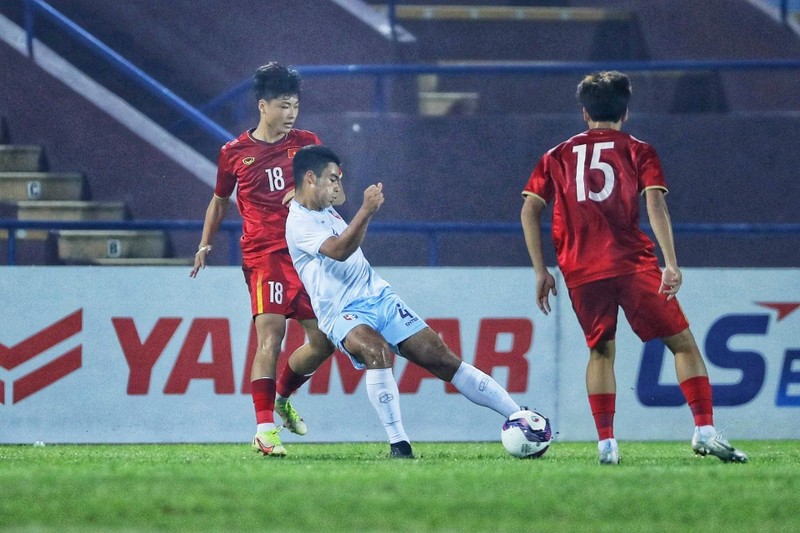 Các cầu thủ Đài Loan (Trung Quốc) kiên cường phòng ngự trước sức ép của U17 Việt Nam.