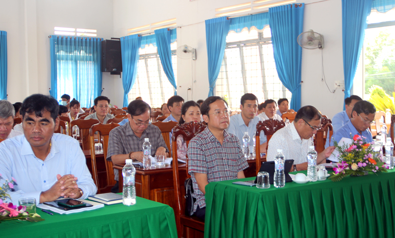 Đại biểu tham dự tiếp xúc cử tri tại xã Nam Ninh