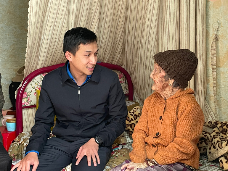  Anh Trần Đức Trung - Phó Bí thư Thường trực Tỉnh Đoàn thăm hỏi sức khỏe Mẹ Việt Nam Anh hùng Nguyễn Thị Khù