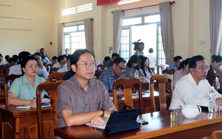 Đại biểu tham dự tiếp xúc cử tri tại xã Phước Lộc