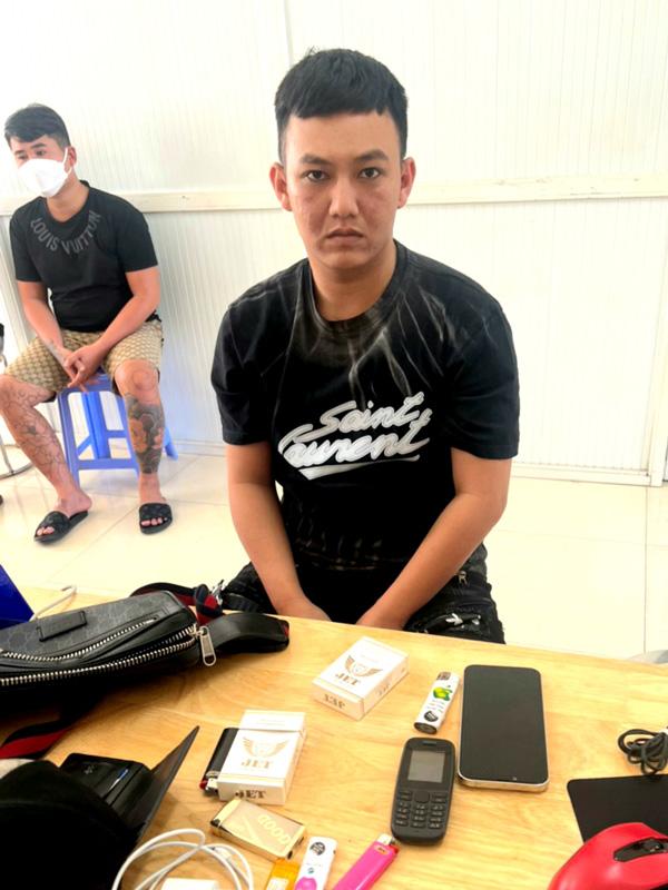 Nguyễn Tấn Luân bị bắt giữ khi đang có mặt tại 1 khách sạn trên địa bàn TP Bảo Lộc và mang theo dao, súng điện 