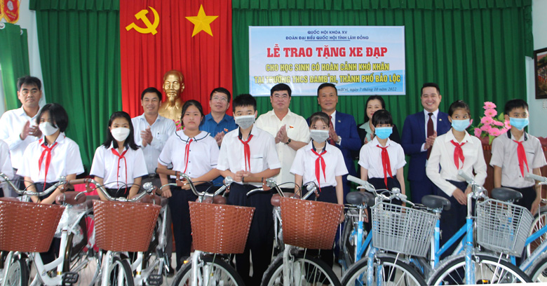 Các vị ĐBQH trao tặng xe đạp cho học sinh có hoàn cảnh khó khăn ở Trường THCS Đạm B’ri