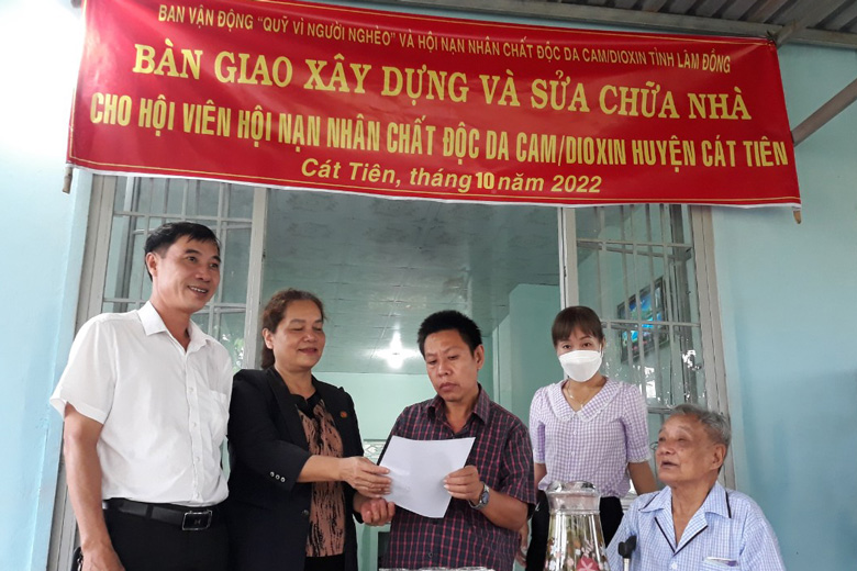 Cát Tiên: Trao kinh phí hỗ trợ sửa chữa nhà cho hội viên nạn nhân chất độc da cam