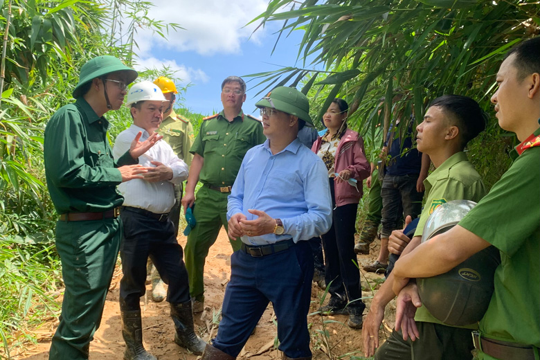 Đồng chí Nguyễn Văn Lộc - Bí thư Huyện ủy Đam Rông cùng đoàn công tác kiểm tra tình hình công tác quản lý bảo vệ rừng tại tiểu khu 181, 183 