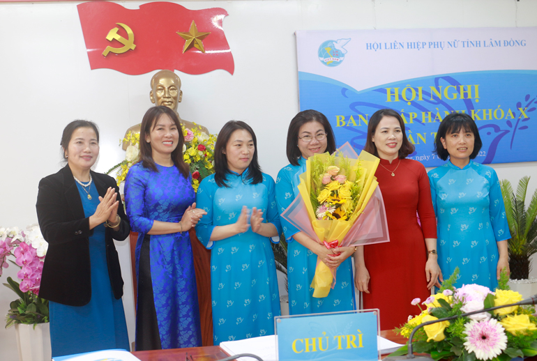 Bà Phạm Thị Ánh Tuyết – Chủ tịch Hội LHPN tỉnh tặng hoa chúc mừng Ủy ban Kiểm tra Hội LHPN tỉnh khóa I, nhiệm kỳ 2021 – 2026