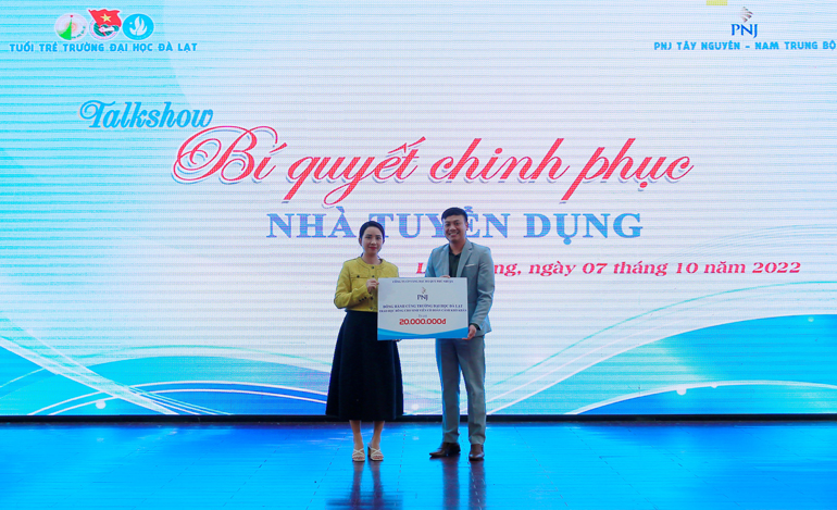 Công ty PNJ Chi nhánh Tây Nguyên - Nam Trung Bộ trao học bổng “Tiếp sức đến trường” cho sinh viên Trường Đại Học Đà Lạt