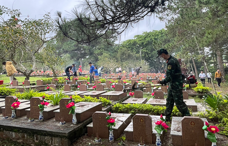 Đoàn Khối các cơ quan tỉnh ra quân chăm sóc Nghĩa trang liệt sĩ