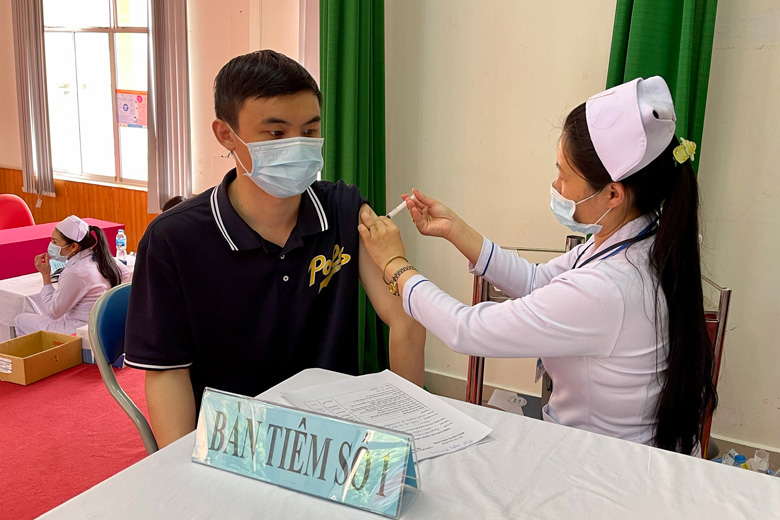 Tiêm vắc xin phòng Covid-19 tại Bệnh viện Đa khoa Lâm Đồng