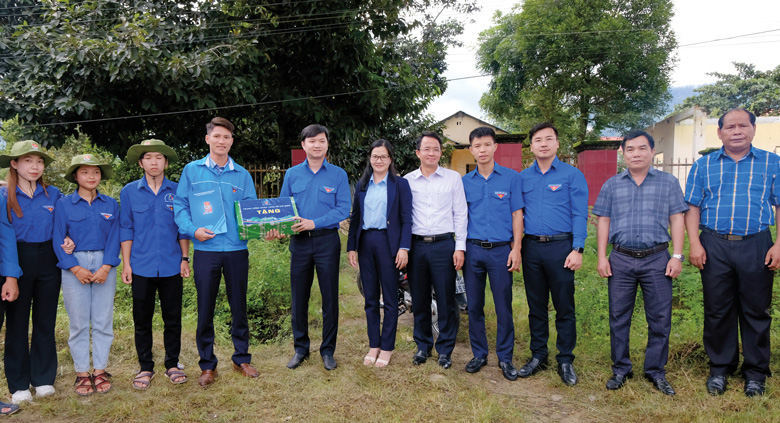 Anh Nguyễn Minh Triết - Bí thư Trung ương Đoàn, Chủ tịch Trung ương Hội Sinh viên Việt Nam thăm và tặng quà đội hình thanh niên tình nguyện Mùa hè xanh của Trường Đại học Đà Lạt