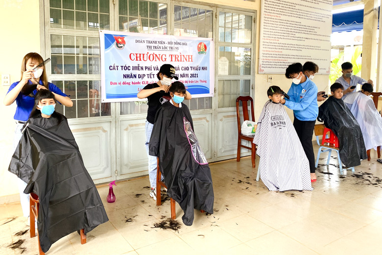 Các tình nguyện viên Câu lạc bộ Cắt tóc từ thiện thị trấn Lộc Thắng tham gia công tác từ thiện