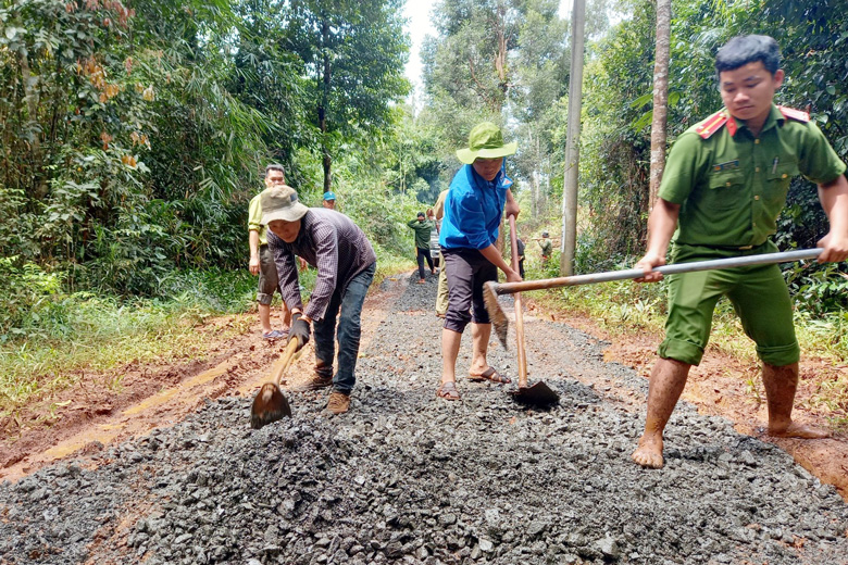 Đoàn viên, thanh niên các chi đoàn trên địa bàn huyện Cát Tiên tham gia sửa chữa đường giao thông vào Thôn 4, xã Phước Cát 2