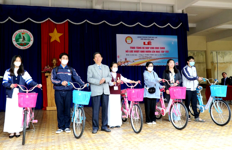 Hội Khuyến học Đà Lạt trao xe đạp cho học sinh nghèo hiếu học