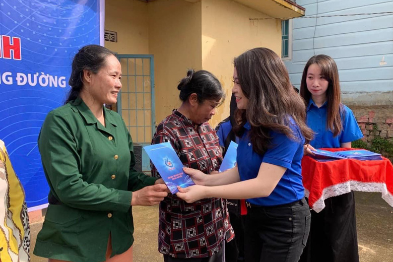 Chị Chu Hồng Minh - Bí thư Thành Đoàn Hà Nội trao quà cho các hộ dân và đoàn viên, thanh niên