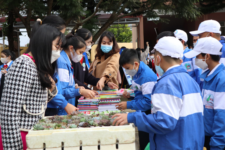 Học sinh Trường THCS Nguyễn Du tham gia đổi rác thải nhựa lấy quà tặng