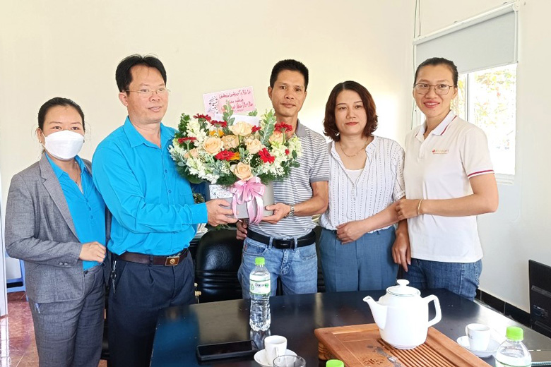 Liên đoàn Lao động TP Bảo Lộc thăm, tặng quà chúc mừng các doanh nghiệp nhân Ngày Doanh nhân Việt Nam