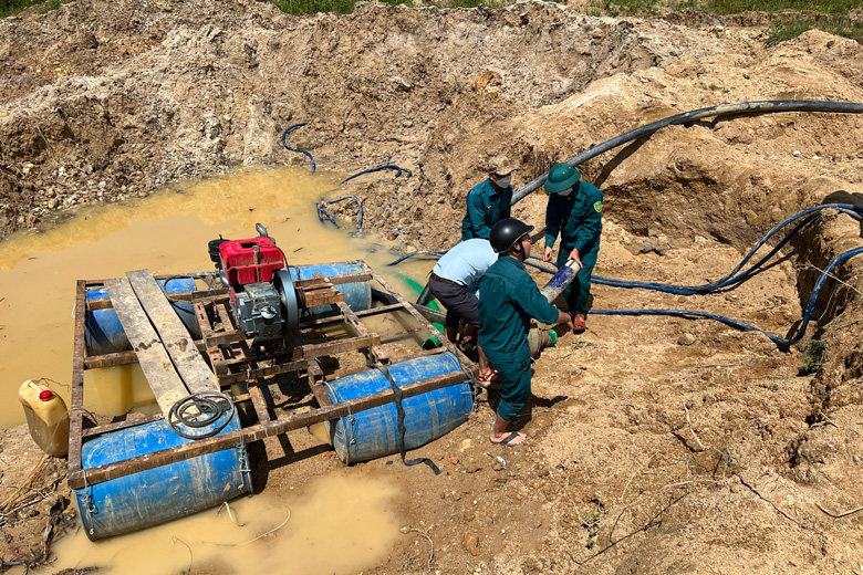 Lực lượng chức năng giải tỏa các điểm khai thác khoáng sản trái phép tại huyện Lâm Hà