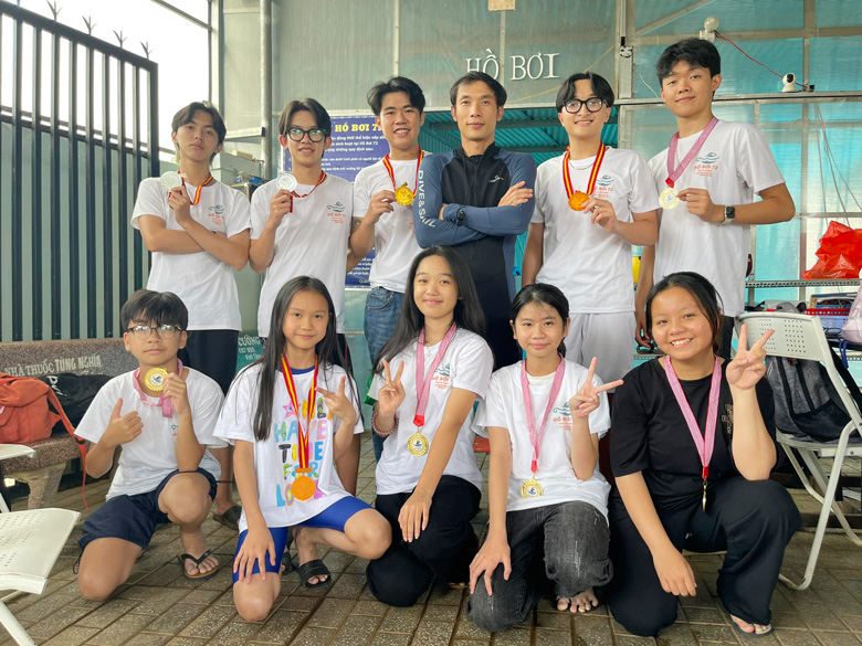 HLV Cao Tấn Dũng cùng các VĐV giành huy chương tại Giải Bơi học sinh toàn tỉnh 2022