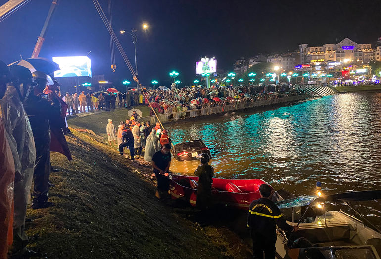 Lực chức năng trục vớt xe ô tô lao xuống hồ Xuân Hương làm 2 người tử vong