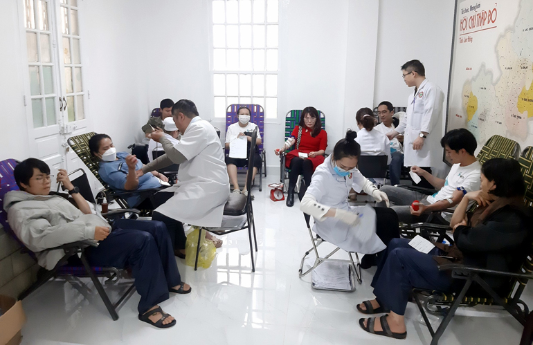 Những người tình nguyện đến từ các phường, xã và trường học trên địa bàn TP Đà Lạt tham gia hiến máu