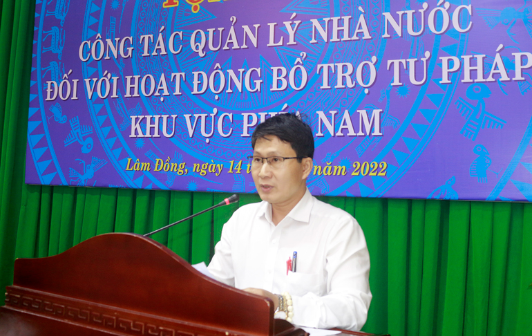 Ông Hoàng Huy Trường – Trưởng phòng Công tác Tư pháp, Cục Công tác phía Nam báo cáo tóm tắt công tác quản lý nhà nước đối với hoạt động bổ trợ tư pháp tại khu vực phía Nam