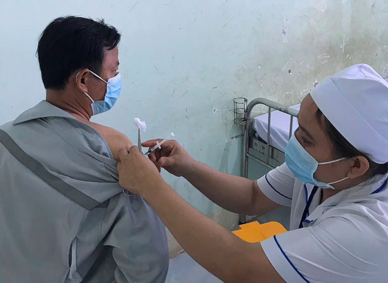 CBCNV Công ty Thủy điện Đại Ninh tiêm mũi nhắc lại vắc xin ngừa Covid-19