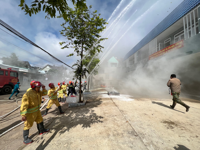 Phòng Cảnh sát PCCC&CNCH, Công an tỉnh Lâm Đồng triển khai lực lượng và phương tiện chữa cháy chuyên dùng ngăn chặn cháy lan và dập tắt đám cháy