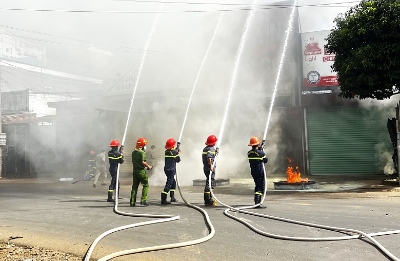 Lực lượng phòng cháy chữa cháy và cứu nạn cứu hộ triển khai các biện pháp khống chế đám cháy tại buổi diễn tập