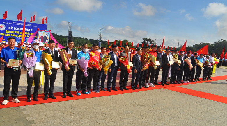 Ban Tổ chức trao hoa cho các trưởng đoàn tham dự Đại hội TDTT tỉnh Lâm Đồng lần IX - 2022 