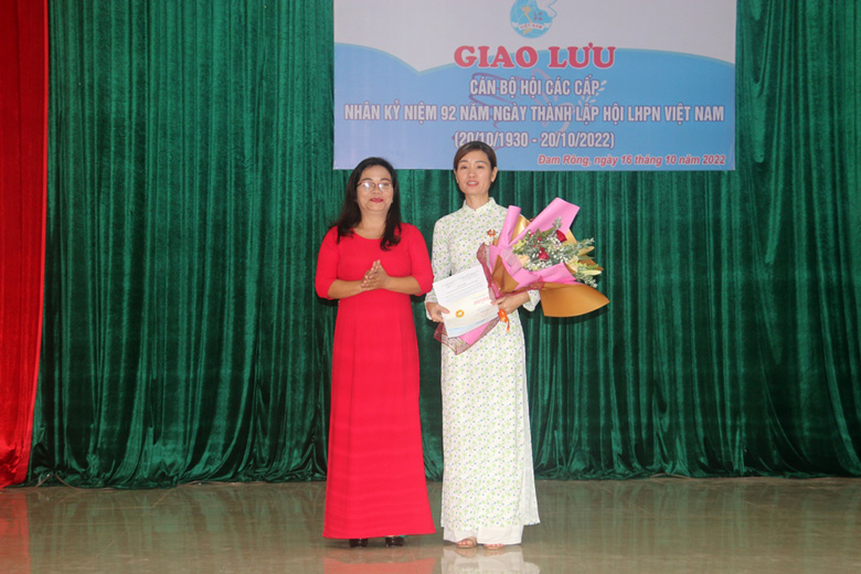 Lãnh đạo Thường trực Huyện ủy trao Kỷ niệm chương Vì sự phát triển của phụ nữ Việt Nam cho chị Vũ Thị Kim Dung