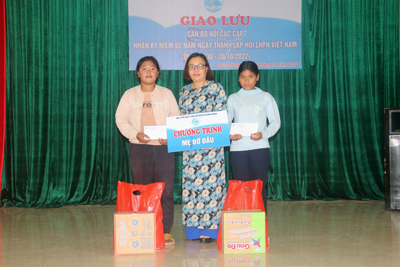 Chủ tịch Hội LHPN huyện trao 2 phần quà hỗ trợ trẻ em mồ côi