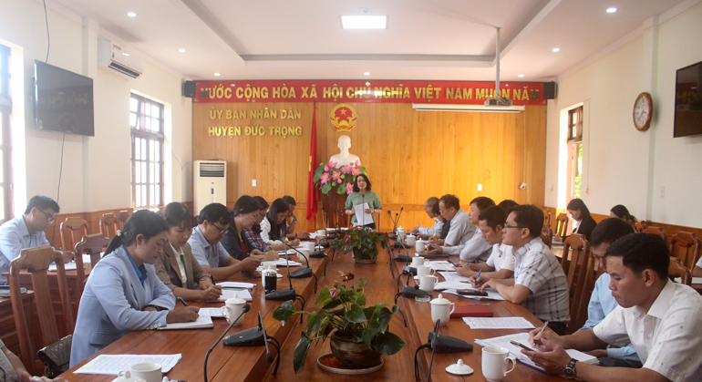 Bà Phạm Thị Thanh Thúy – Phó Chủ tịch UBND huyện chủ trì hội nghị.