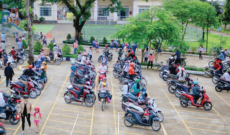 Phụ huynh đỗ xe ngay ngắn để đón con tại sân Trường Tiểu học Quang Trung