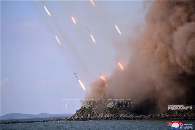 Triều Tiên nã hàng trăm quả đạn pháo về phía vùng biển phía Đông và phía Tây