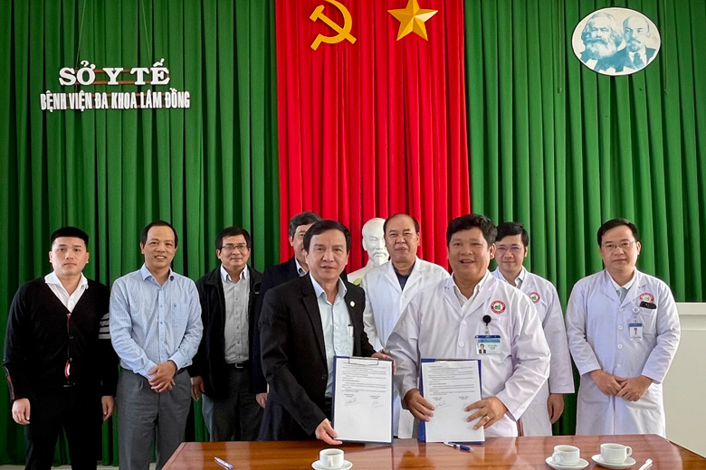 Giám đốc Bệnh viện Thống Nhất TP Hồ Chí Minh và Bệnh viện Đa khoa Lâm Đồng ký kết hợp tác chuyển giao kỹ thuật mới trong lĩnh vực can thiệp tim mạch