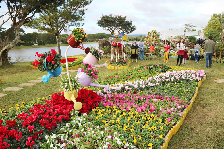 Một góc không gian hoa bên hồ Xuân Hương trong Festival Hoa Đà Lạt lần thứ VII