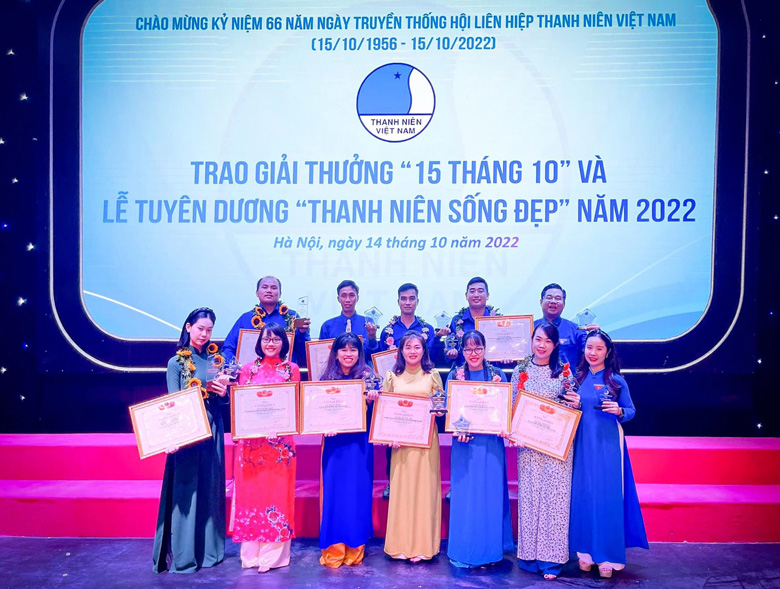 Chị Thiều Thị Hồng Vân (áo dài vàng) vinh dự được Trung ương Hội LHTN Việt Nam trao tặng giải thưởng “15 tháng 10”
