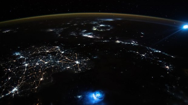Bức ảnh chụp từ ISS phía trên Biển Đông này vào ngày 30/10/2021 cho thấy một cặp đốm màu xanh sáng bay lơ lửng trong bầu khí quyển của Trái Đất.