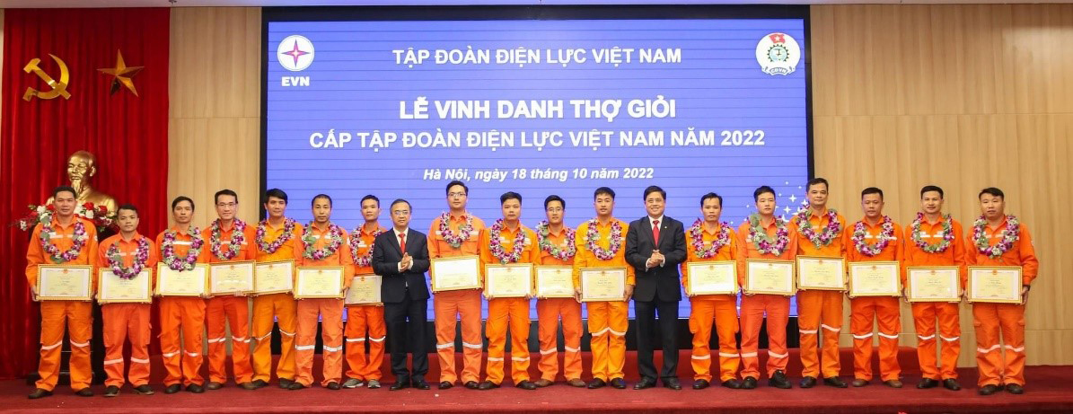 Anh Trương Văn Phúc (Thứ 7 từ trái sang) tại Lễ vinh danh thợ giỏi cấp Tập đoàn Điện lực Việt Nam năm 2022