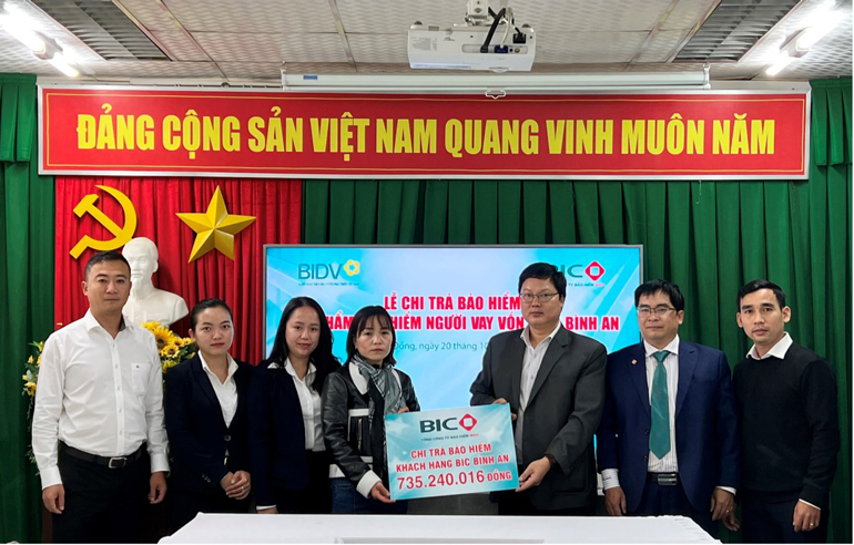 Đại diện lãnh đạo BIC Lâm Đồng và Chi nhánh BIDV Đà Lạt trao tiền bảo hiểm cho gia đình khách hàng H.Q.Đ